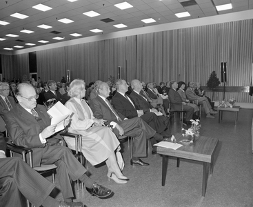 885066 Afbeelding van het aanwezige publiek bij de opening van de nieuwe Margriethal van de Koninklijke Jaarbeurs te ...